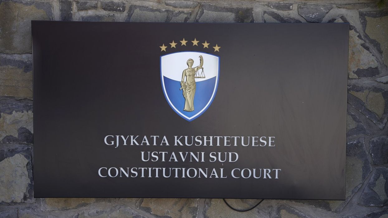 Kushtetuesja vendos masë të përkohshme ndaj dekretit të Osmanit për shpërndarjen e Kuvendit Kushtetuesja vendos masë të përkohshme ndaj dekretit të Osmanit për shpërndarjen e Kuvendit