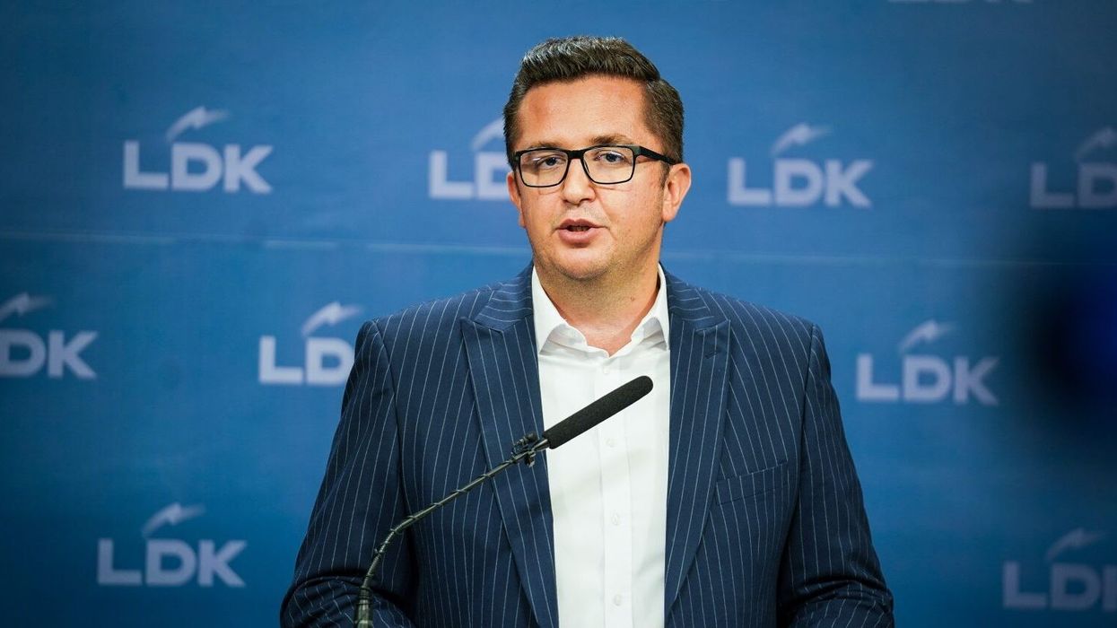 Shefi i deputetëve të LDK-së ironizon me LVV-në: A është ende Kushtetuesja “e kapur nga opozita”? Shefi i deputetëve të LDK-së ironizon me LVV-në: A është ende Kushtetuesja “e kapur nga opozita”?