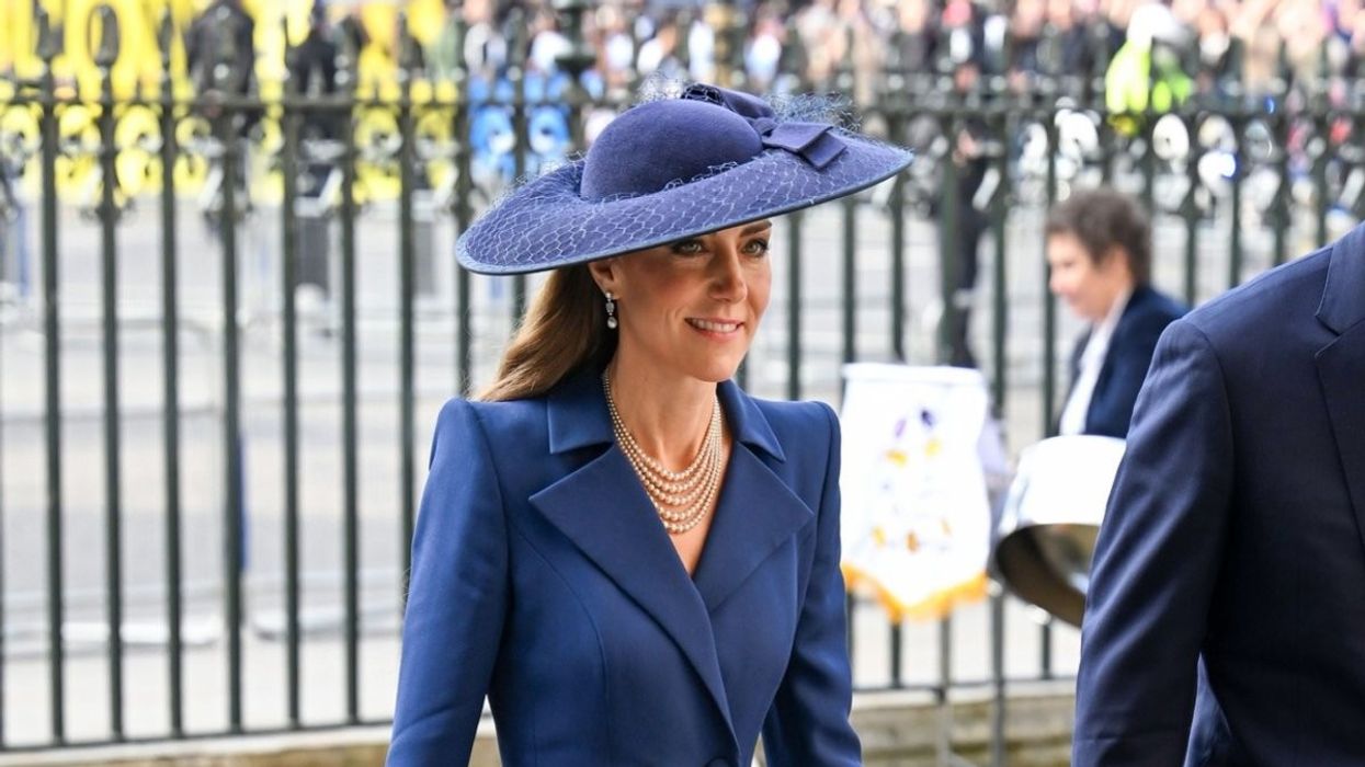 Kate Middleton mahnit me elegancën e viteve ’80 dhe me diamantet historike të Mbretëreshës Elizabeth Kate Middleton mahnit me elegancën e viteve ’80 dhe me diamantet historike të Mbretëreshës Elizabeth