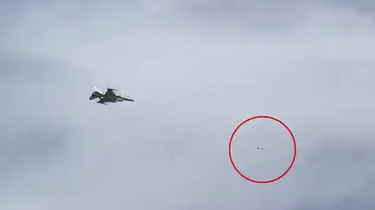 Beteja mbi Dubai, aeroplani luftarak i Emirateve të Bashkuara Arabe ndjek dhe qëllon dronin iranian Shahed – pushuesit shikonin të habitur nga plazhi