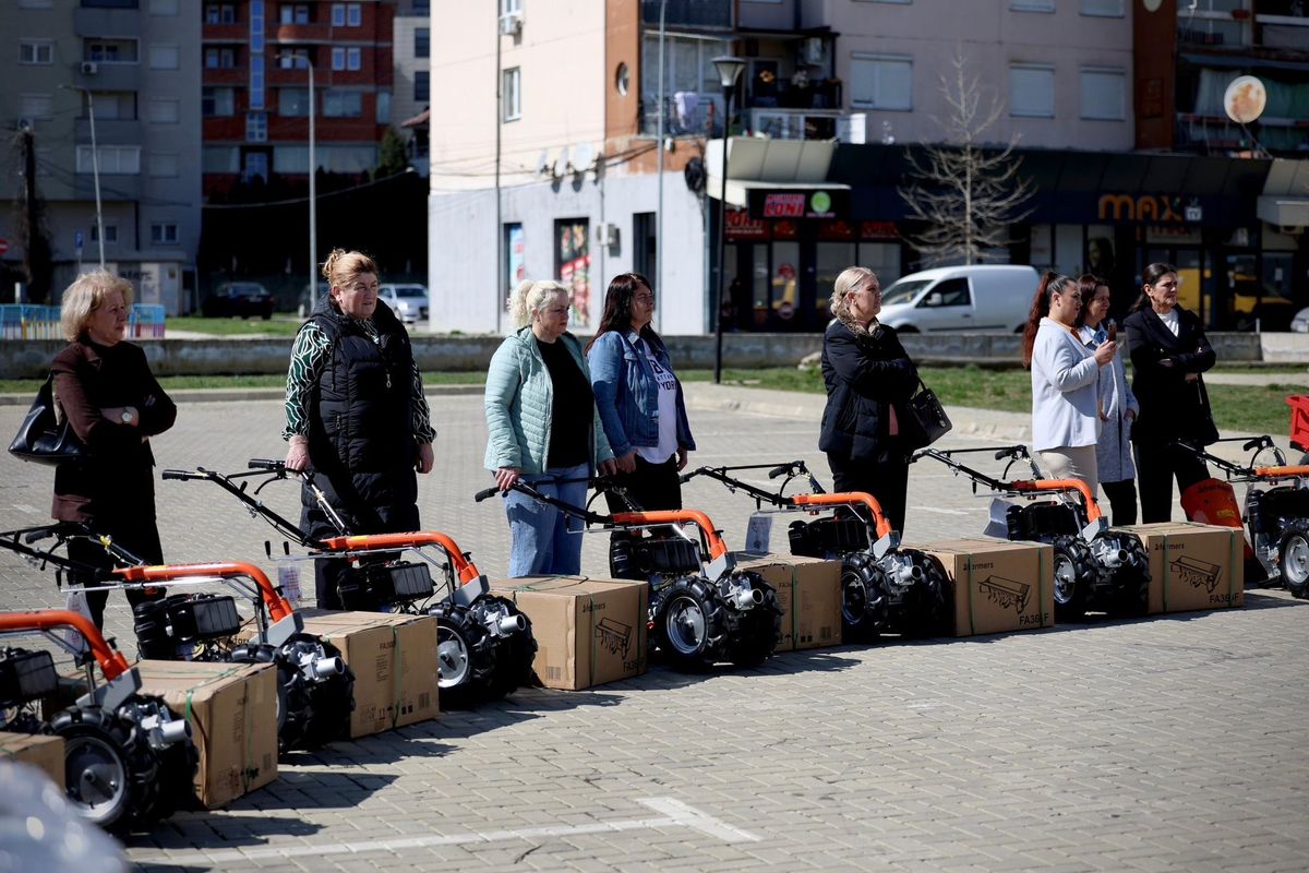 Shpërndahen mjete bujqësore për gratë fermere në kuadër të projektit për fuqizimin e grave rurale në Skenderaj Shpërndahen mjete bujqësore për gratë fermere në kuadër të projektit për fuqizimin e grave rurale në Skenderaj