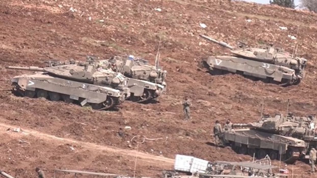 Izraeli grumbullon tanke pranë Libanit Izraeli grumbullon tanke pranë Libanit