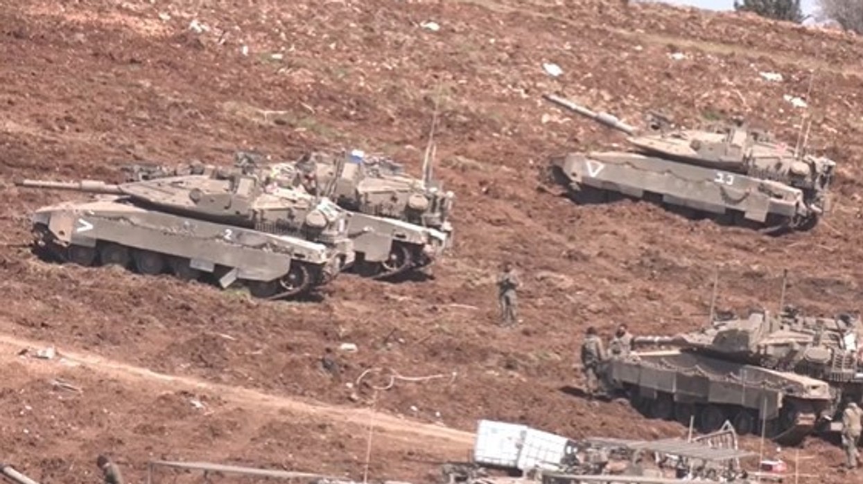 Izraeli grumbullon tanke pranë Libanit