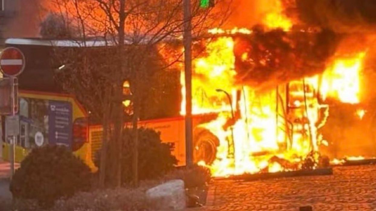 Zjarri në një autobus në Zvicër, të paktën gjashtë të vdekur Zjarri në një autobus në Zvicër, të paktën gjashtë të vdekur