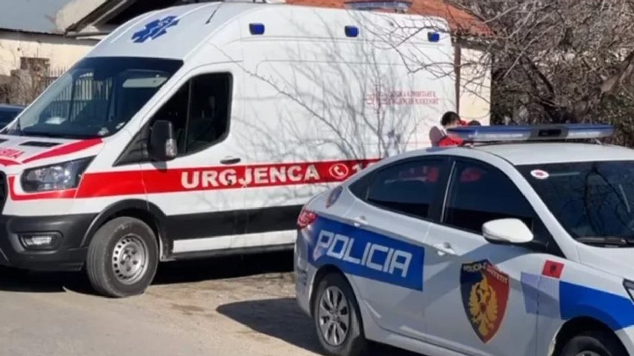 Familjarët e të shoqëruarve sherr para komisariatit të Bulqizës, 3 të lënduar me thikë