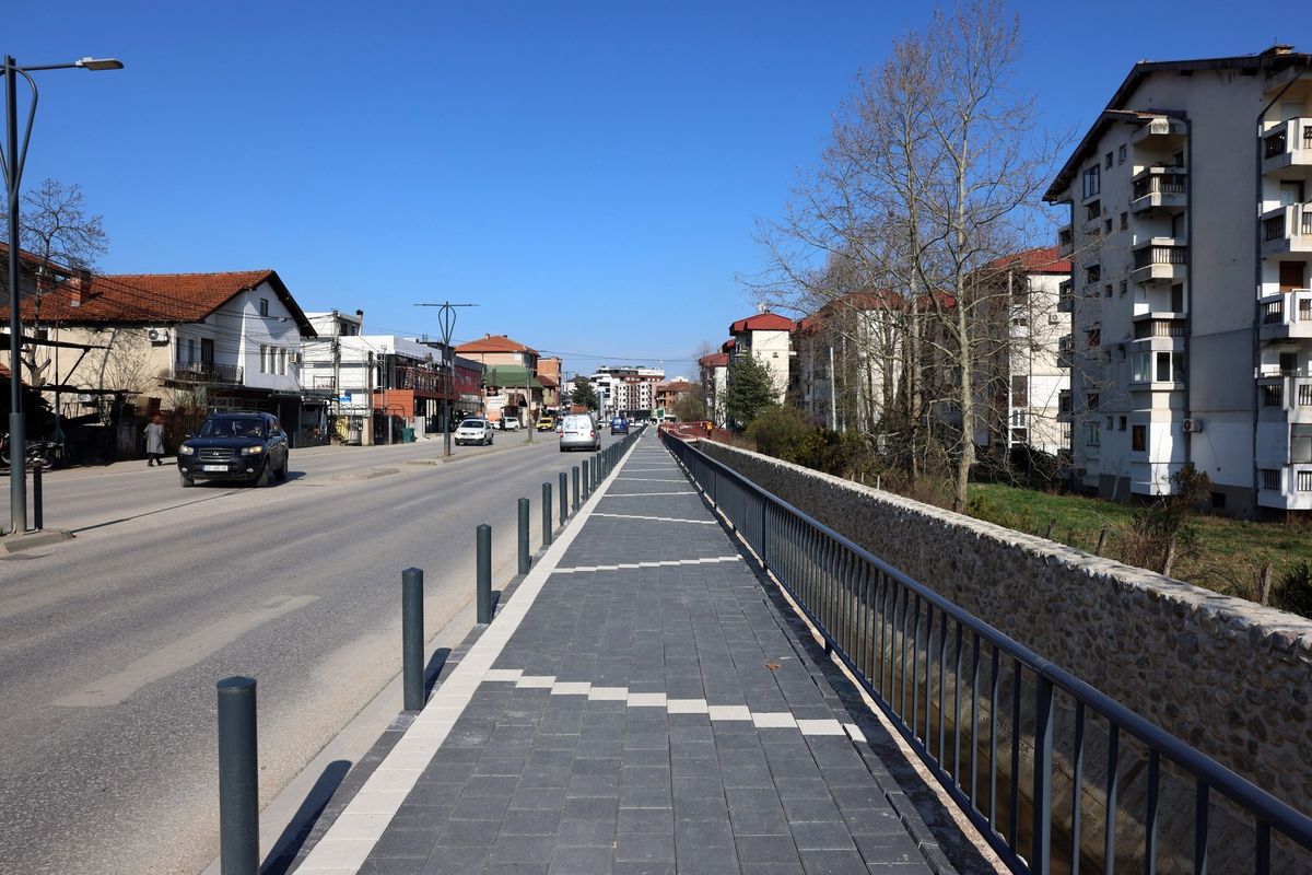 Muhaxheri publikon pamje nga ndërtimi i trotuarit në lagjen Fidanishte në Pejë Muhaxheri publikon pamje nga ndërtimi i trotuarit në lagjen Fidanishte në Pejë