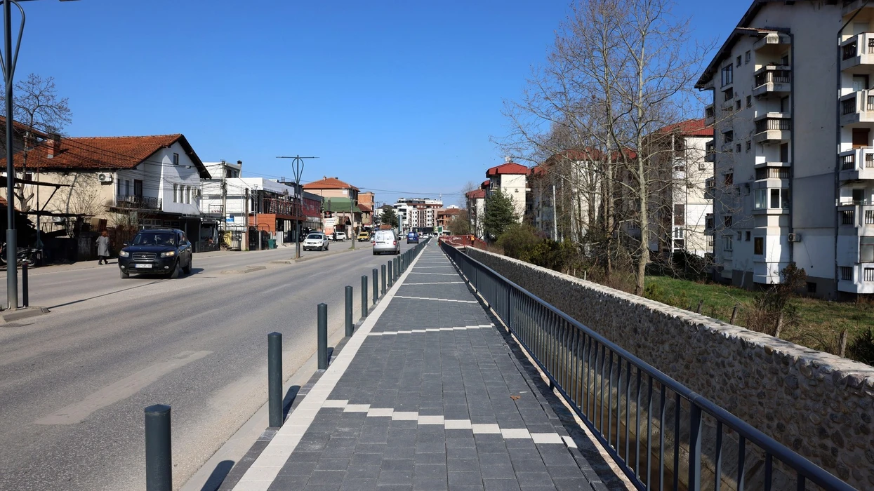 Muhaxheri publikon pamje nga ndërtimi i trotuarit në lagjen Fidanishte në Pejë