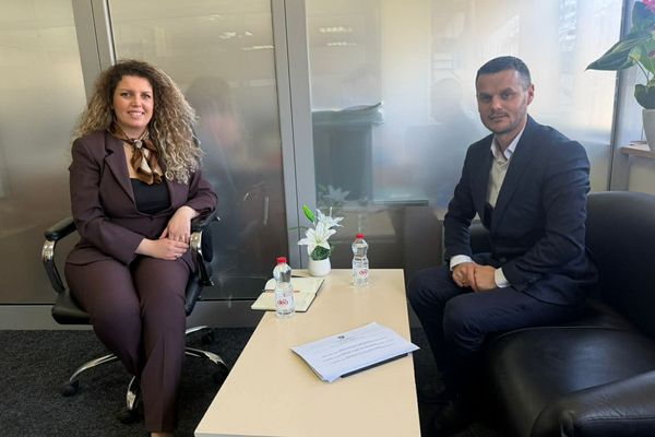 Komuna e Kamenicës diskuton lehtësimin e procedurave për qytetarët e Luginës së Preshevës Komuna e Kamenicës diskuton lehtësimin e procedurave për qytetarët e Luginës së Preshevës