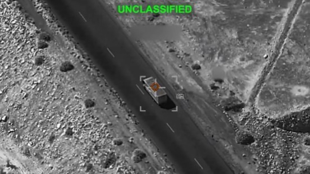 Pamje që tregojnë momentin kur ushtria amerikane sulmon arsenalin e armëve të Iranit