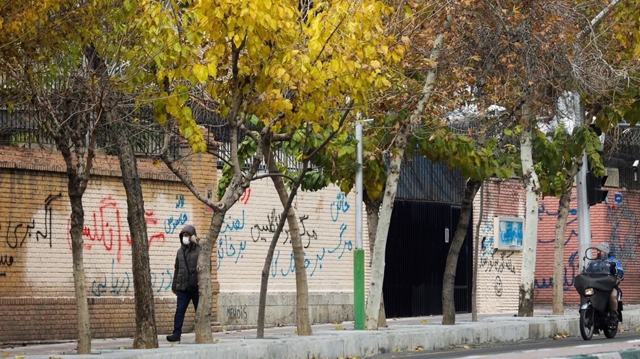 Zvicra dhe Gjermania, vendet e radhës që mbyllin përkohësisht ambasadat në Iran Zvicra dhe Gjermania, vendet e radhës që mbyllin përkohësisht ambasadat në Iran