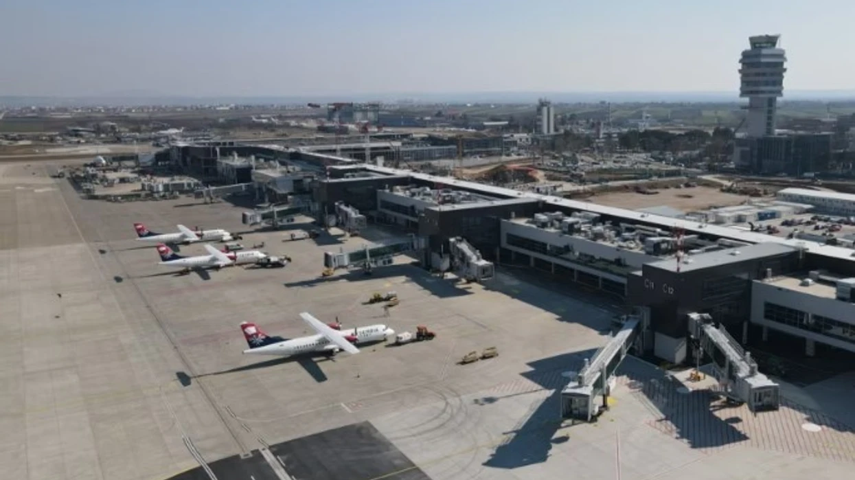 Fluturimet misterioze mes Tel Avivit dhe Beogradit ngrenë dyshime për transport armësh