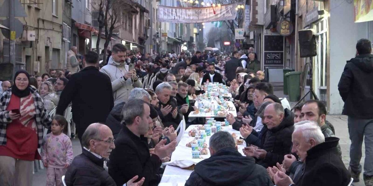 Shqiptarët në Bursa të Turqisë organizojnë iftar masiv me komunitetin Shqiptarët në Bursa të Turqisë organizojnë iftar masiv me komunitetin