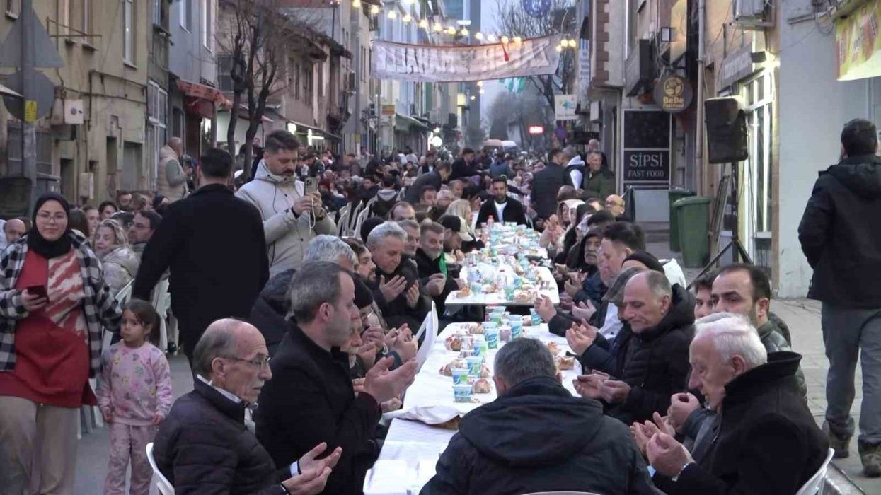 Shqiptarët në Turqi organizojnë iftar masiv me tavolina qindra metra Shqiptarët në Turqi organizojnë iftar masiv me tavolina qindra metra