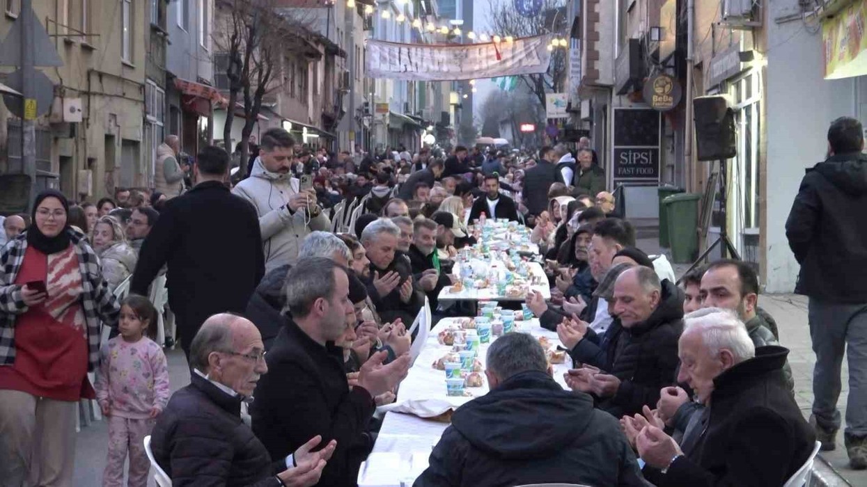 Shqiptarët në Turqi organizojnë iftar masiv me tavolina qindra metra