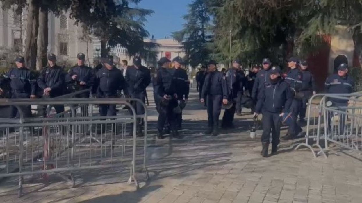 Blindohet Parlamenti i Shqipërisë para seancës për Ballukun Blindohet Parlamenti i Shqipërisë para seancës për Ballukun