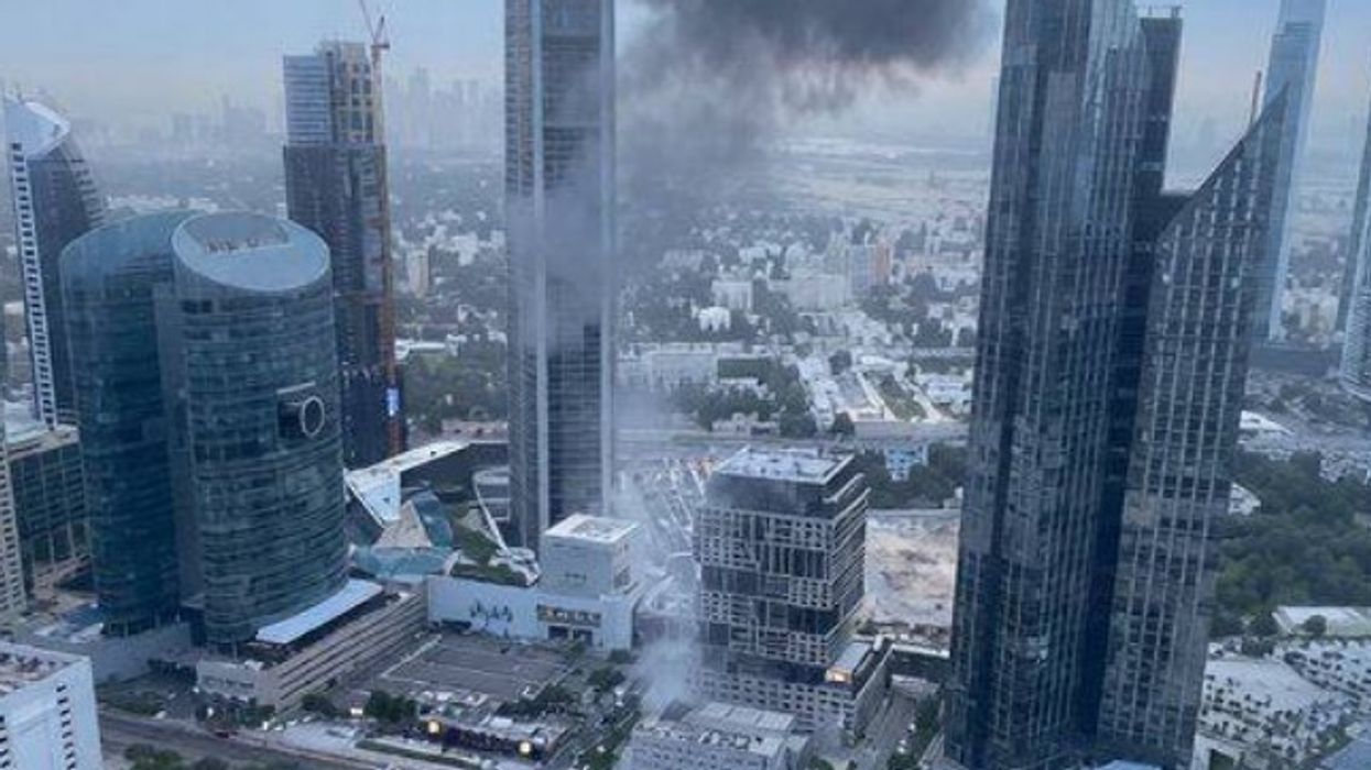 Dubai më nuk është i sigurt - mbetjet e raketës iraniane godasin Qendrën Financiare Dubai më nuk është i sigurt - mbetjet e raketës iraniane godasin Qendrën Financiare