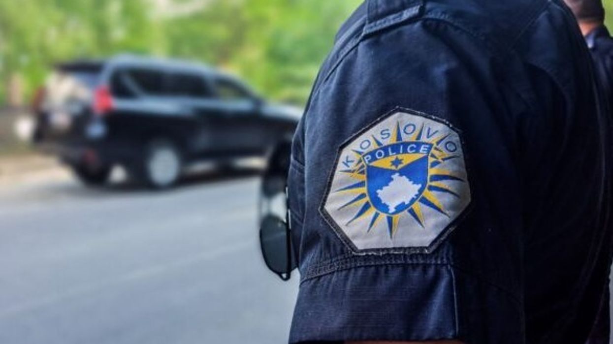Nuk përfilli urdhrat e policit dhe tentoi të largohet me veturë – arrestohet i dyshuari në pikëkalimin kufitar Dheu i Bardhë Nuk përfilli urdhrat e policit dhe tentoi të largohet me veturë – arrestohet i dyshuari në pikëkalimin kufitar Dheu i Bardhë