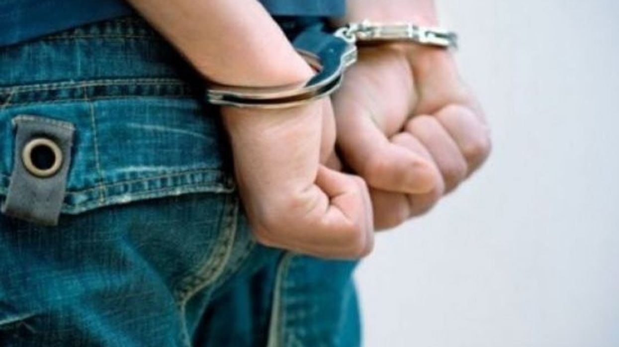 Arrestohet një i mitur për vjedhje të rëndë, dyshohet për të paktën 12 vepra të natyrës së njëjtë Arrestohet një i mitur për vjedhje të rëndë, dyshohet për të paktën 12 vepra të natyrës së njëjtë