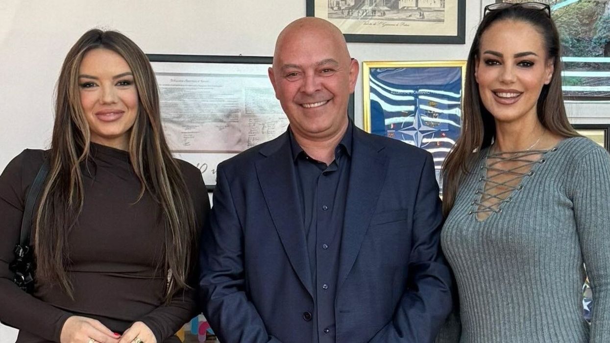 Hygerta Sako dhe Sasa priten në takim nga Kryetari i Gjakovës, Ardian Gjini Hygerta Sako dhe Sasa priten në takim nga Kryetari i Gjakovës, Ardian Gjini