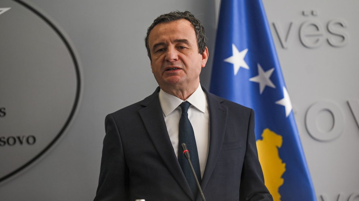 Leje qëndrim 12 muaj për studentët dhe punëtorët shëndetësorë serbë, Kurti: Asnjë qytetar nuk duhet t’i druhet Ligjit për të huajt Leje qëndrim 12 muaj për studentët dhe punëtorët shëndetësorë serbë, Kurti: Asnjë qytetar nuk duhet t’i druhet Ligjit për të huajt