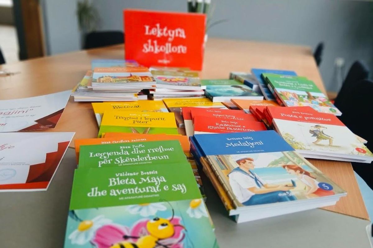 Për nder të 32-vjetorit të themelimit, shtëpia botuese “Dukagjini” dhuron lektyra shkollore për bibliotekat e shkollave Për nder të 32-vjetorit të themelimit, shtëpia botuese “Dukagjini” dhuron lektyra shkollore për bibliotekat e shkollave