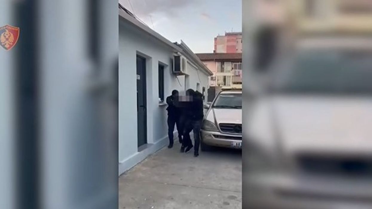 Ishte i dënuar për narkotikë dhe i kërkuar nga autoritetet e Kosovës, Policia e Shtetit publikon pamje nga arrestimi i 36-vjeçarit në Fushë Krujë Ishte i dënuar për narkotikë dhe i kërkuar nga autoritetet e Kosovës, Policia e Shtetit publikon pamje nga arrestimi i 36-vjeçarit në Fushë Krujë