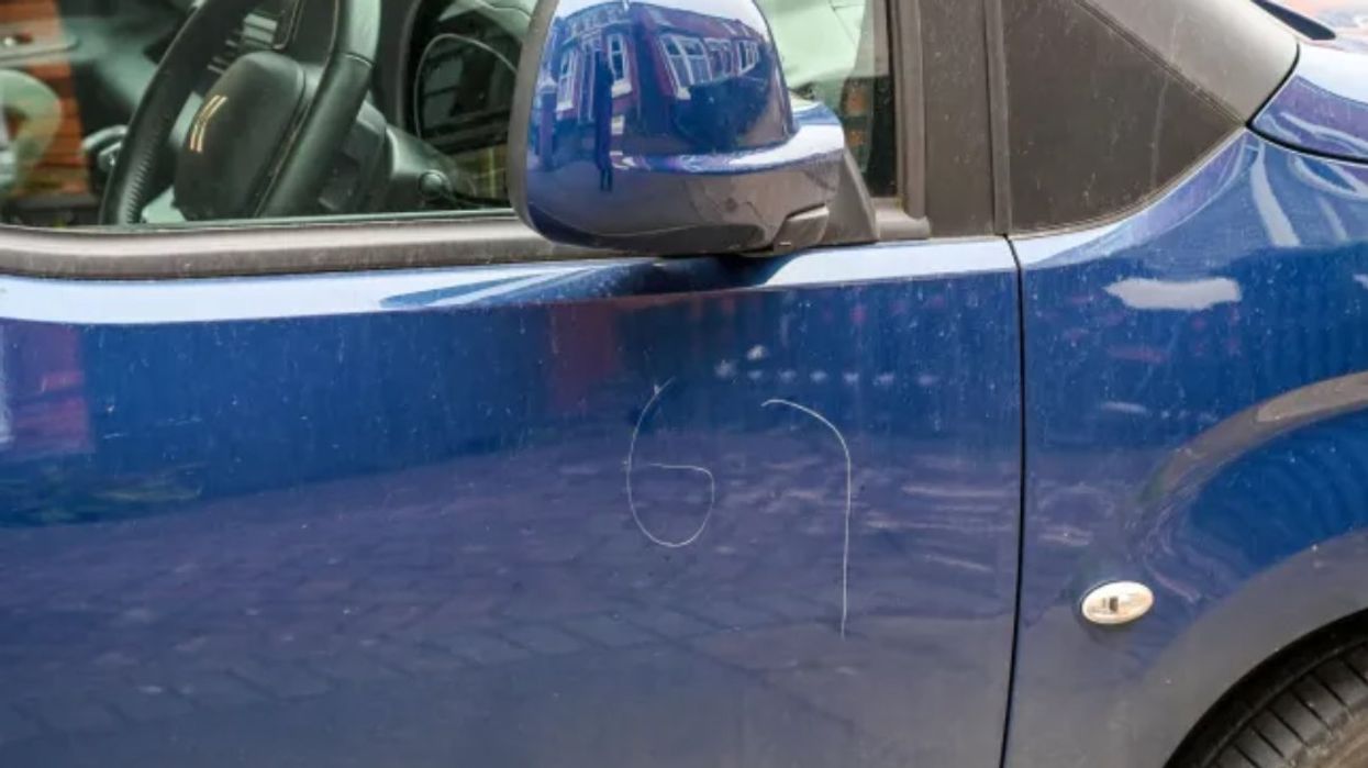 Banorëve të një qyteti në Angli po u shkruhet numri '67' në makinat e tyre - dhe nuk e kanë idenë pse Banorëve të një qyteti në Angli po u shkruhet numri '67' në makinat e tyre - dhe nuk e kanë idenë pse