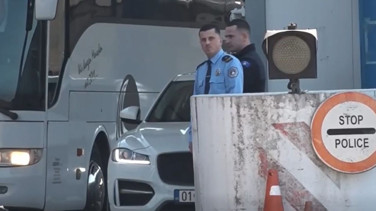 Shtetasit e huaj njoftohen me rregullat e reja në kufi Shtetasit e huaj njoftohen me rregullat e reja në kufi