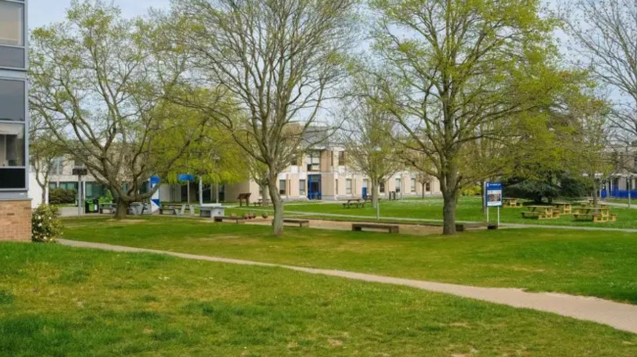 Dy studentë në një universitet britanik kanë vdekur dhe 11 të tjerë ‘të sëmurë rëndë’ në spital - pas një shpërthimi 'invaziv' të meningjitit Dy studentë në një universitet britanik kanë vdekur dhe 11 të tjerë ‘të sëmurë rëndë’ në spital - pas një shpërthimi 'invaziv' të meningjitit