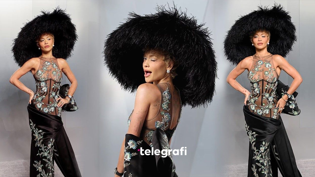 Rita Ora tërheq vëmendjen në festën e Oscars me kapelen gjigante me pupla Rita Ora tërheq vëmendjen në festën e Oscars me kapelen gjigante me pupla