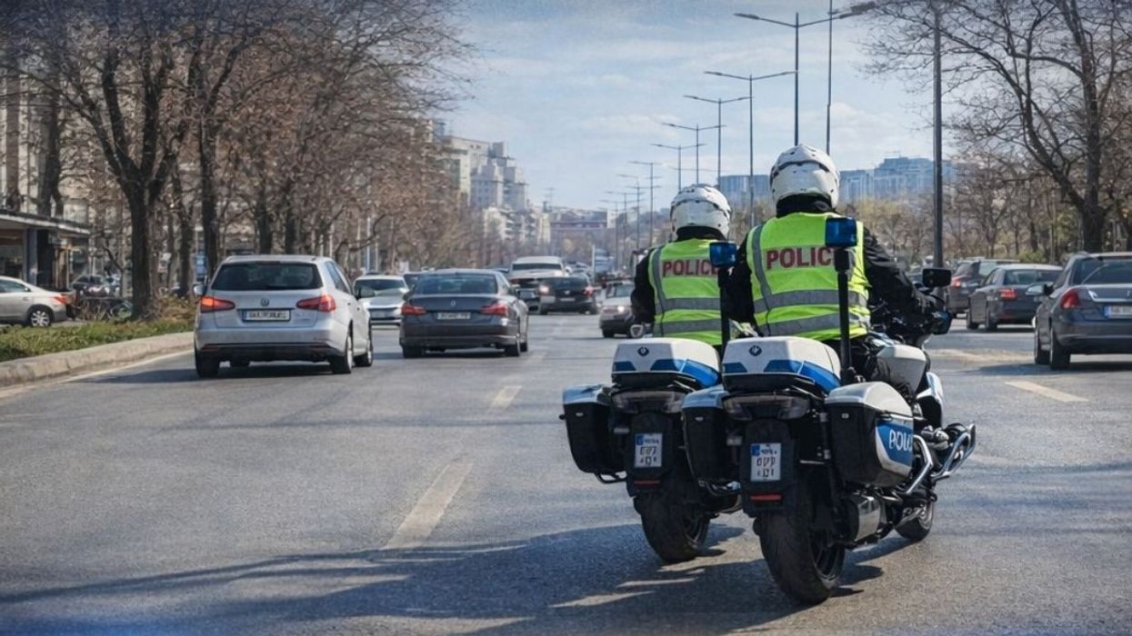 Policia nis kontrollimin e trafikut me motoçikleta Policia nis kontrollimin e trafikut me motoçikleta