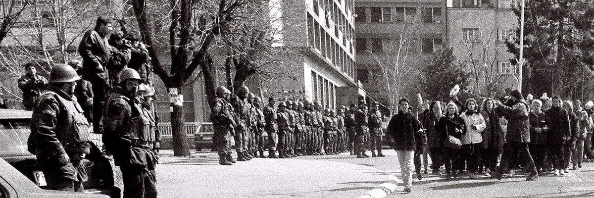 Ridvan Slivova rikujton përmes fotografive marshin e grave të vitit 1998: “Bukë për Drenicën” Ridvan Slivova rikujton përmes fotografive marshin e grave të vitit 1998: “Bukë për Drenicën”