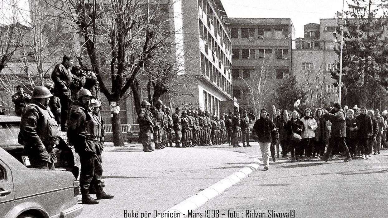 Ridvan Slivova rikujton përmes fotografive marshin e grave të marsit 1998: “Bukë për Drenicën” Ridvan Slivova rikujton përmes fotografive marshin e grave të marsit 1998: “Bukë për Drenicën”