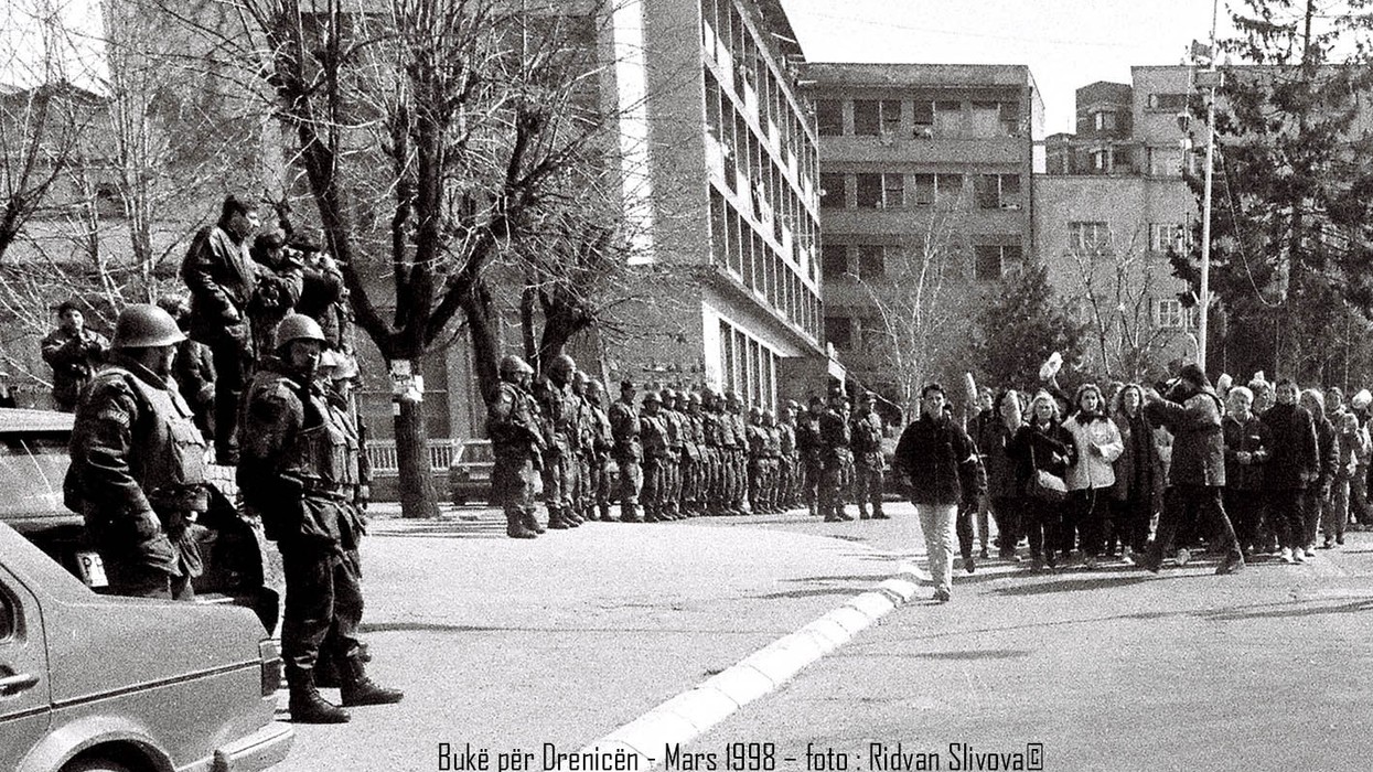 Ridvan Slivova rikujton përmes fotografive marshin e grave të marsit 1998: “Bukë për Drenicën”