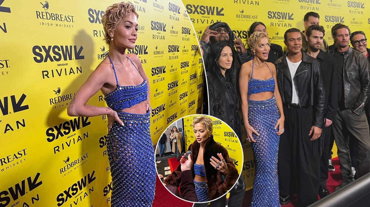 Rita Ora tregon barkun e tonifikuar në një fustan të kaltër të prerë në mes, ndërsa shkëlqen në premierën e filmit të ri "He Bled Neon"