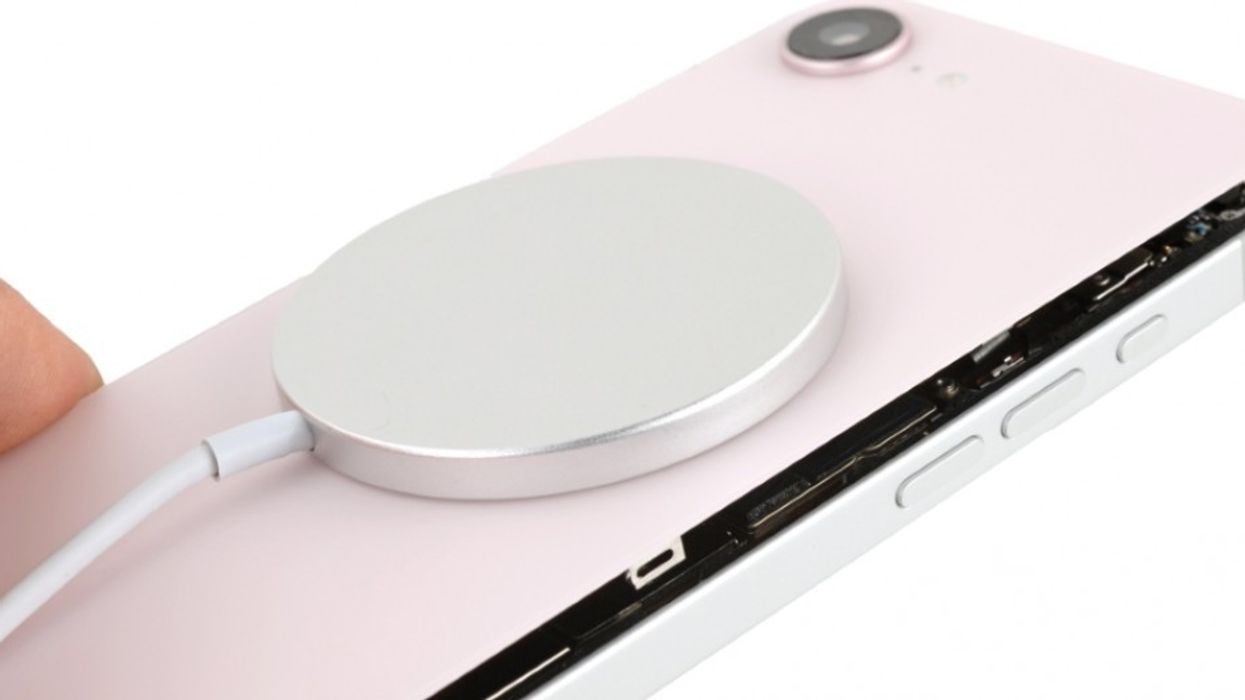 Paneli i pasmë i iPhone 17e shton MagSafe në iPhone 16e Paneli i pasmë i iPhone 17e shton MagSafe në iPhone 16e