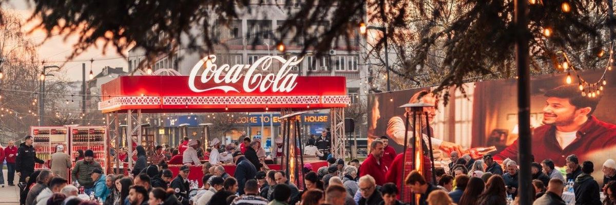 Sistemi Coca-Cola vazhdon traditën e iftareve gjatë Ramazanit në Kosovë: I bën bashkë njerëzit në Prishtinë, Pejë, Ferizaj dhe Vushtrri Sistemi Coca-Cola vazhdon traditën e iftareve gjatë Ramazanit në Kosovë: I bën bashkë njerëzit në Prishtinë, Pejë, Ferizaj dhe Vushtrri
