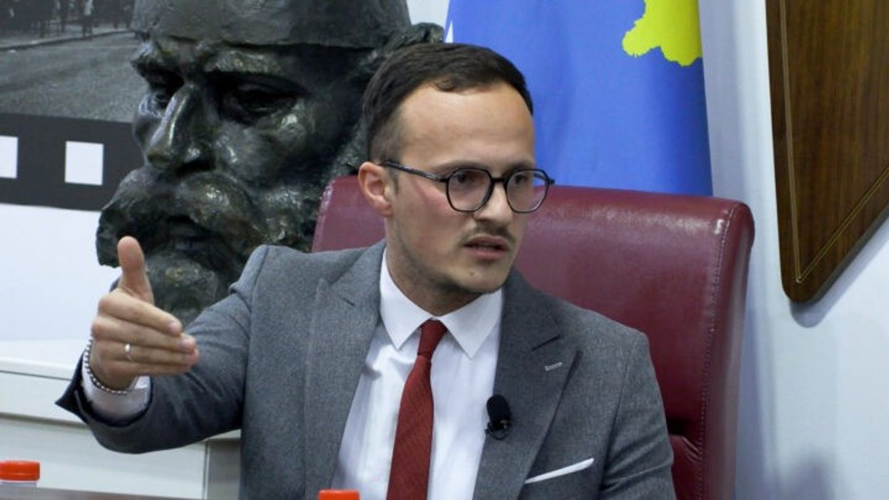Alban Hyseni deklaron pasurinë, dy banesa - truall dhe të hyra familjare nga sektori privat Alban Hyseni deklaron pasurinë, dy banesa - truall dhe të hyra familjare nga sektori privat
