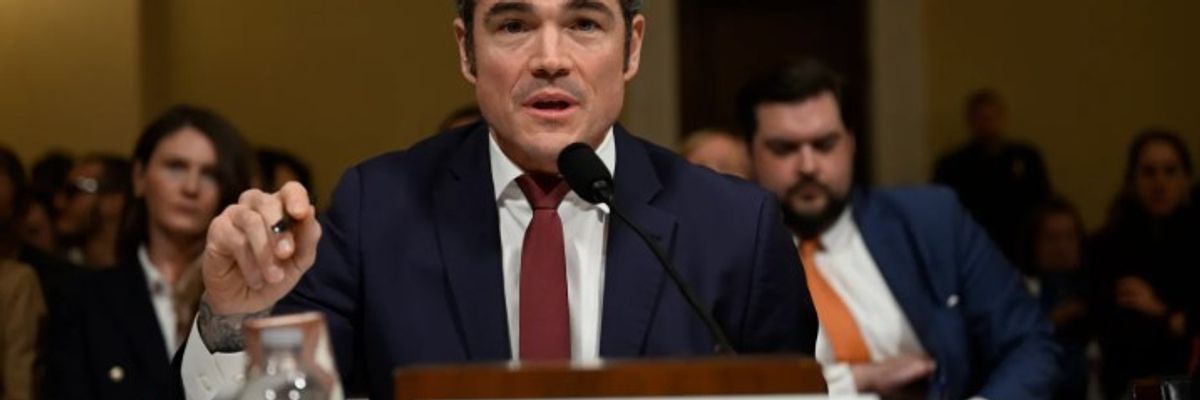 Aleati i Trumpit që dha dorëheqjen për shkak të luftës me Iranin nën hetim të FBI-së Aleati i Trumpit që dha dorëheqjen për shkak të luftës me Iranin nën hetim të FBI-së