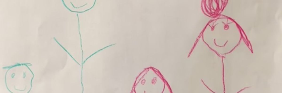 Vajza 5-vjeçare vizatoi familjen dhe bëri prindërit të qeshin me lot Vajza 5-vjeçare vizatoi familjen dhe bëri prindërit të qeshin me lot