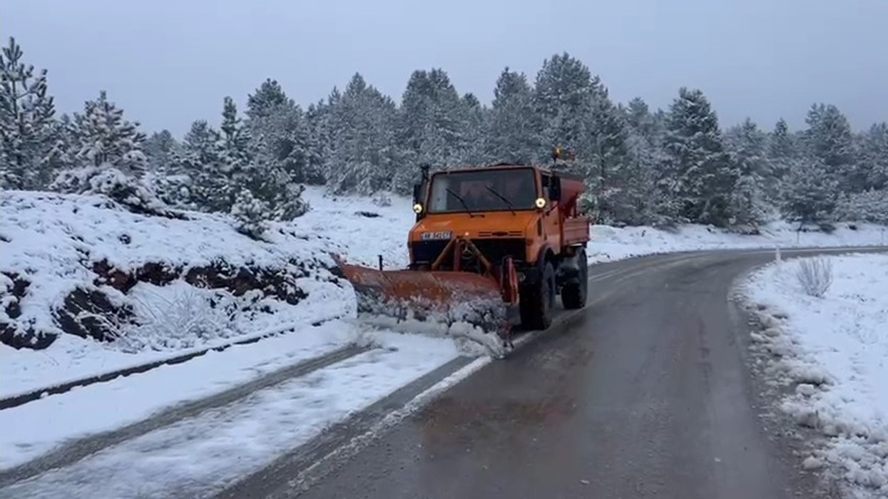 Reshje bore në zonat malore të Korçës, trashësia arrin deri në 20cm në disa akse