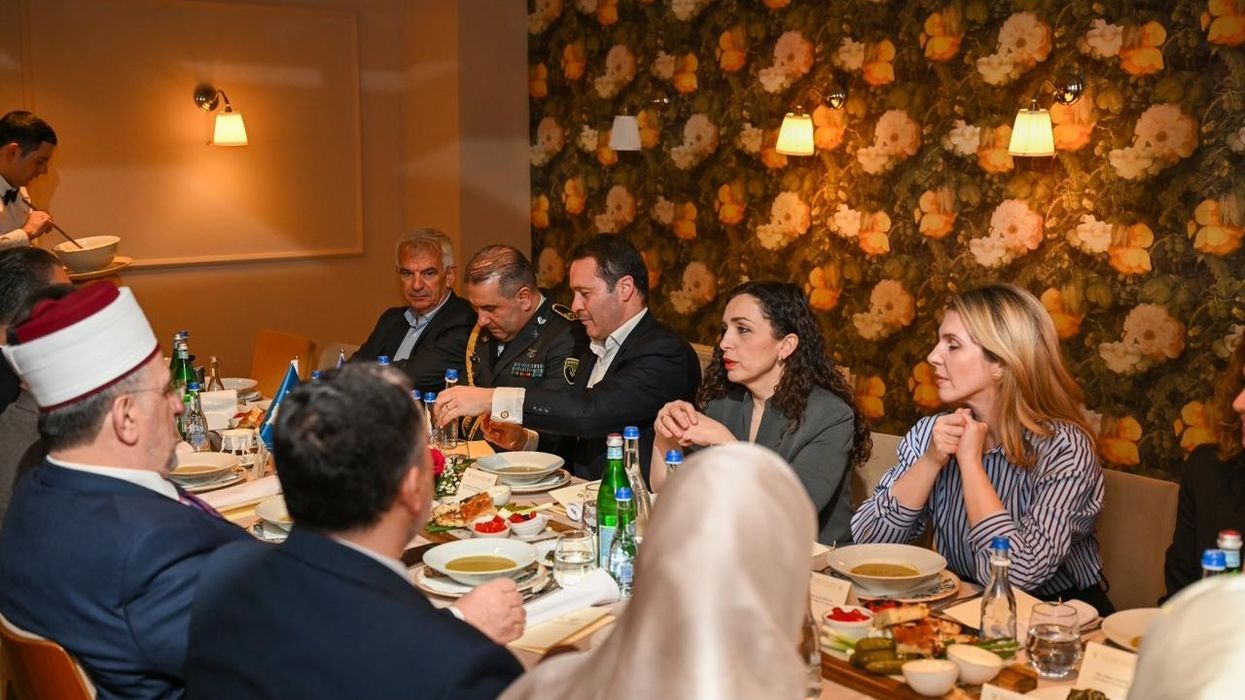 Osmani shtroi iftar për myftiun Naim Tërnava dhe delegacionin e BIK-ut Osmani shtroi iftar për myftiun Naim Tërnava dhe delegacionin e BIK-ut