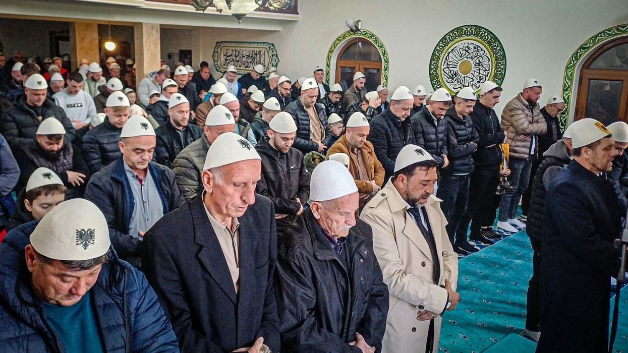 Besimtarët falin Bajramin në Prizren me plisa në kokë Besimtarët falin Bajramin në Prizren me plisa në kokë