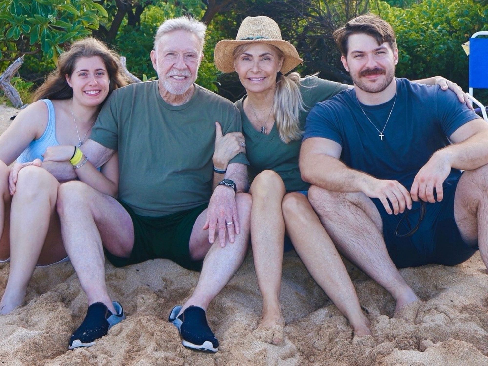 Familja e Chuck Norris i thotë lamtumirë aktorit me një mesazh emocional: Ai frymëzoi miliona njerëz me punën dhe disiplinën e tij Familja e Chuck Norris i thotë lamtumirë aktorit me një mesazh emocional: Ai frymëzoi miliona njerëz me punën dhe disiplinën e tij
