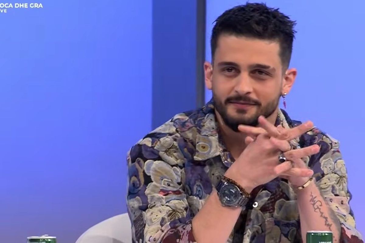"Ndihem si peshku pa ujë" - DJ Gimbo i plotëson 'live' kërkesën e Selin në emision, poston foton me unazë