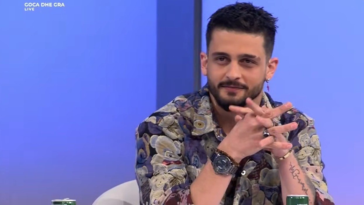 "Ndihem si peshku pa ujë" - DJ Gimbo i plotëson 'live' kërkesën e Selin në emision, poston foton me unazë