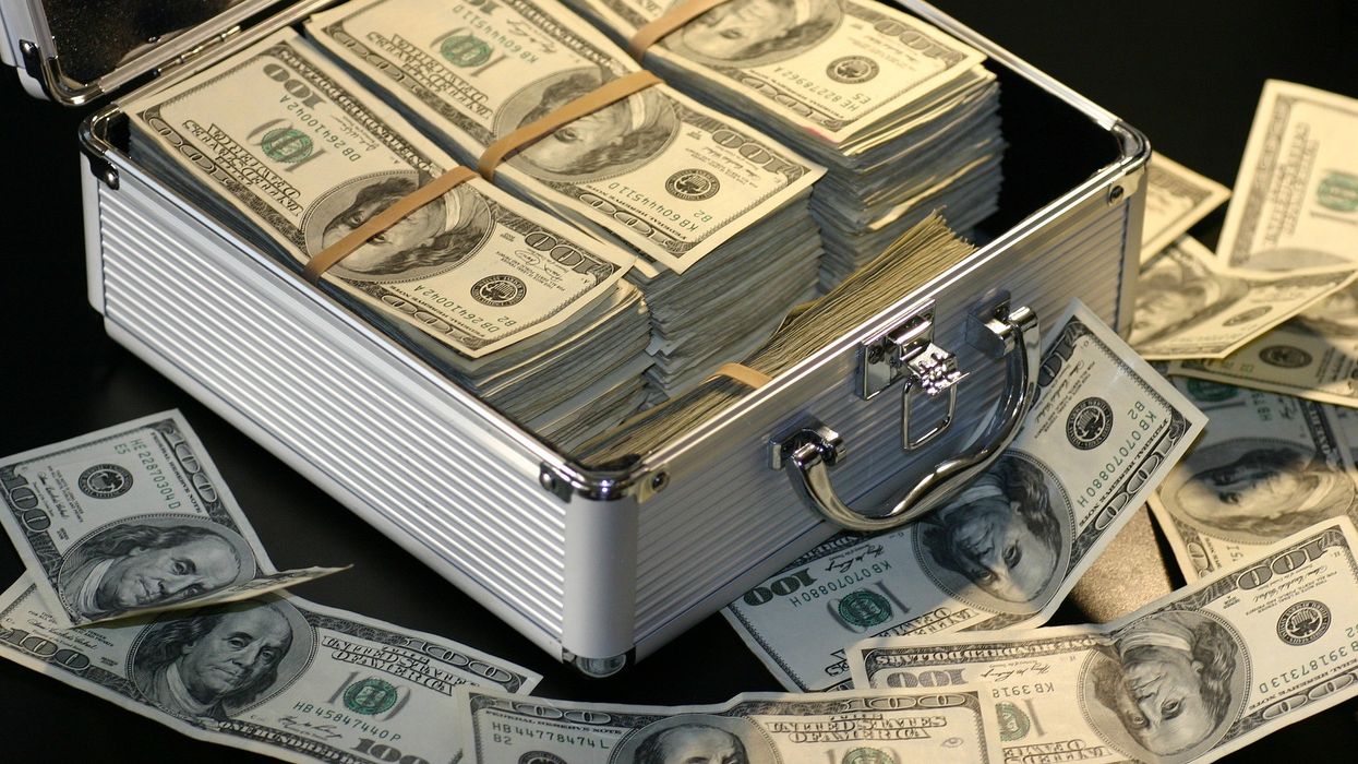 Shkoi për të blerë pulë, bleu edhe një biletë lotarie - doli se ishte fitues i 1 milion dollarëve Shkoi për të blerë pulë, bleu edhe një biletë lotarie - doli se ishte fitues i 1 milion dollarëve
