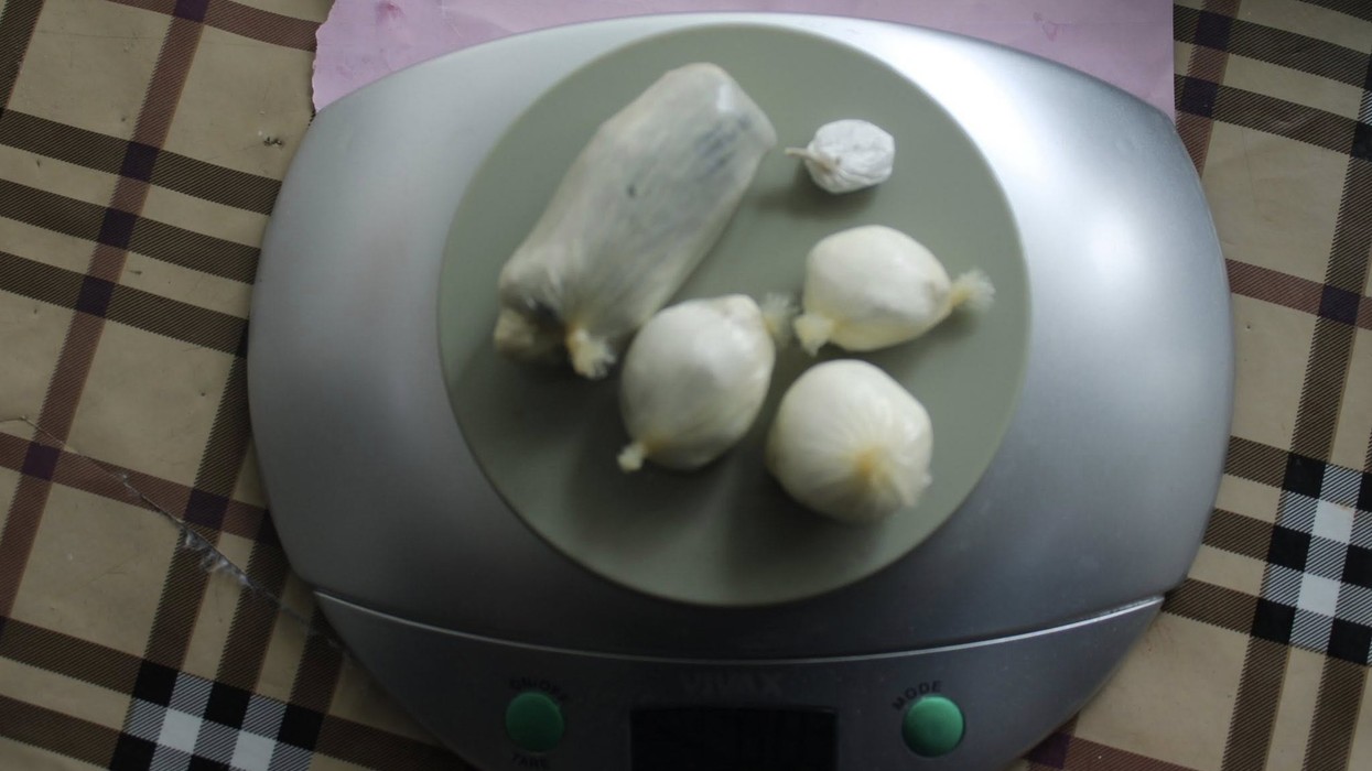 Parandalohet kontrabanda në Dubravë, kapet substancë e dyshuar narkotike