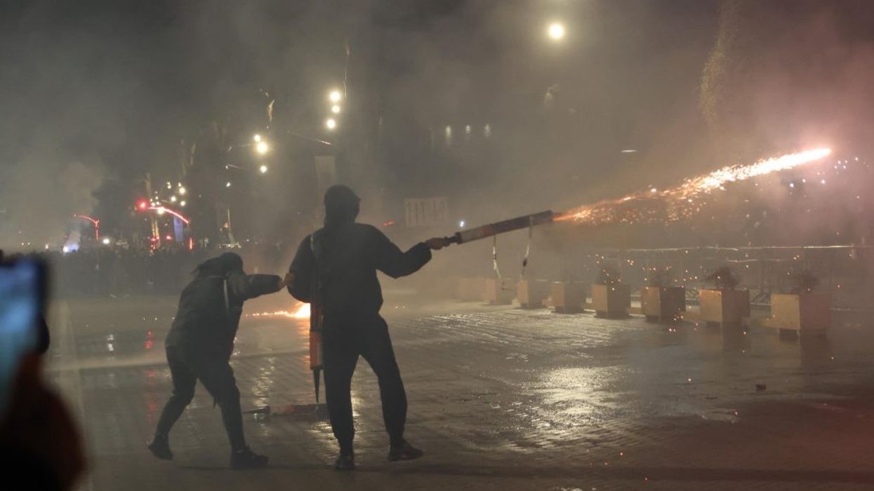 Përshkallëzohen tensionet mes policisë dhe protestuesve, sulme me molotov dhe gaz lotsjellës para AKSHI-t Përshkallëzohen tensionet mes policisë dhe protestuesve, sulme me molotov dhe gaz lotsjellës para AKSHI-t