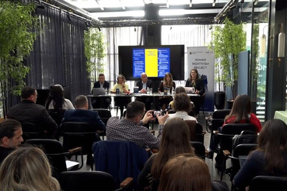 Shkeljet e të drejtave të gazetarëve në vendin e punës, prezantohet manuali “Nga ligji te praktika”